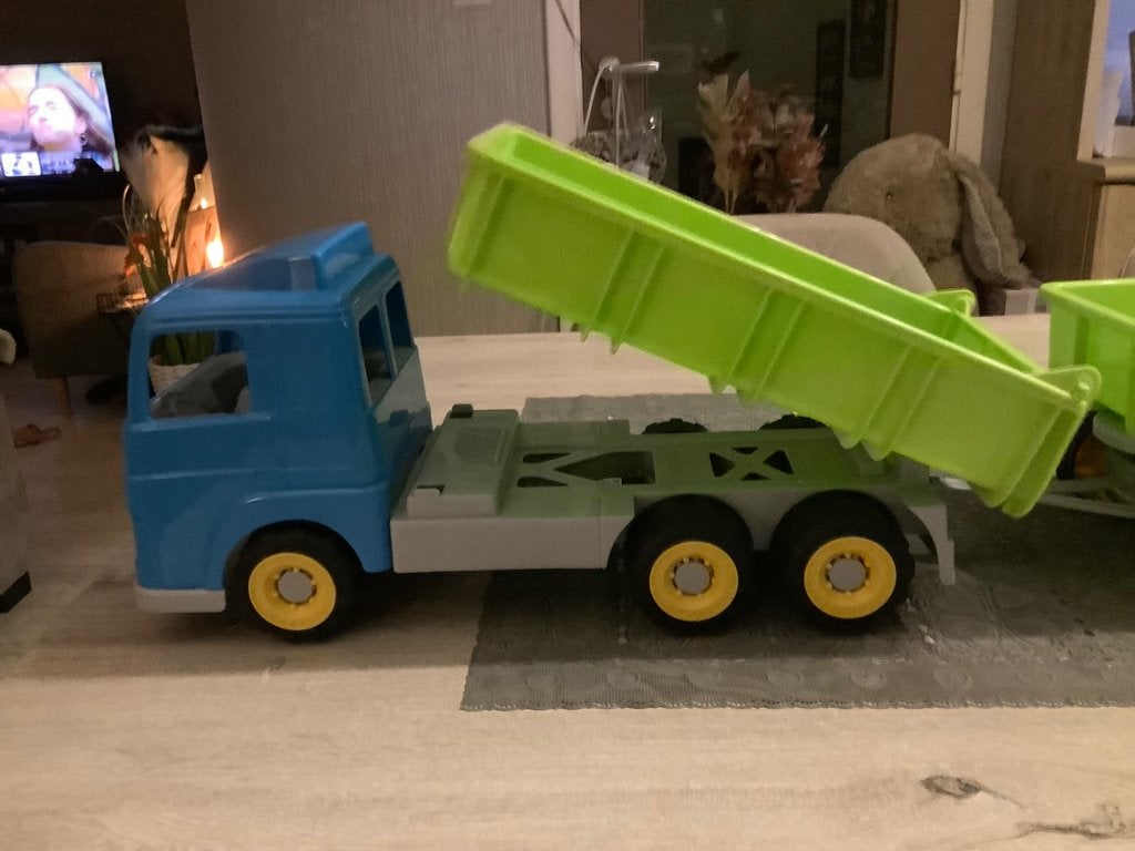 Plastic speelgoed vrachtwagen met aanhanger (20x75 cm), Ophalen of Verzenden, Zo goed als nieuw