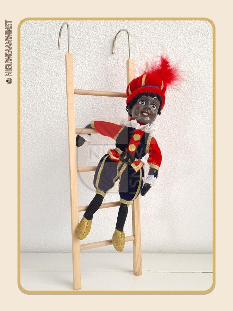Nostalgische etalage Piet pop op trap - rood/blauw - 20cm, Verzenden, Zo goed als nieuw