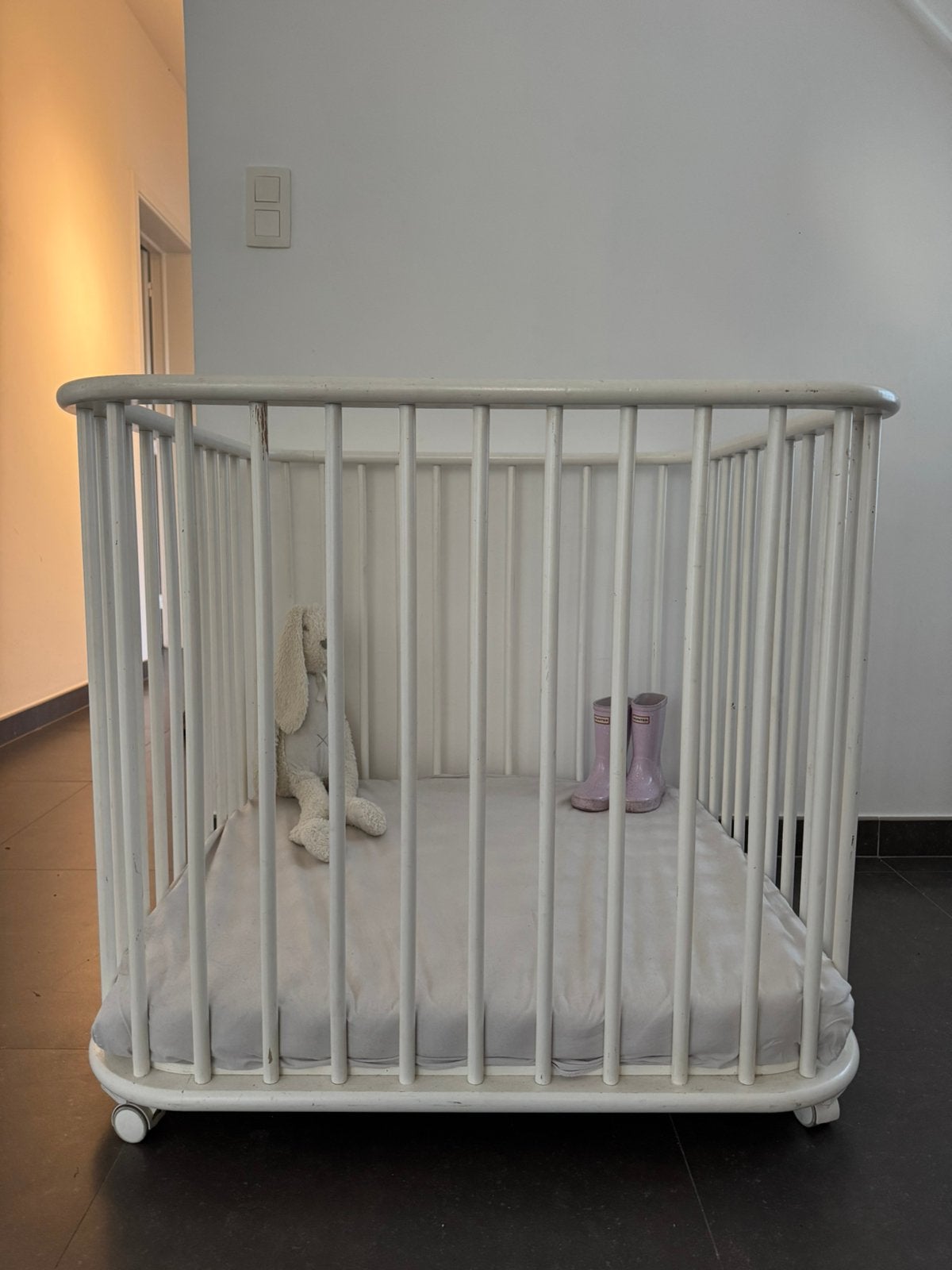 Witte, houten box met ronde hoeken, Kinderen en Baby's, Ophalen, Gebruikt, Wieltjes