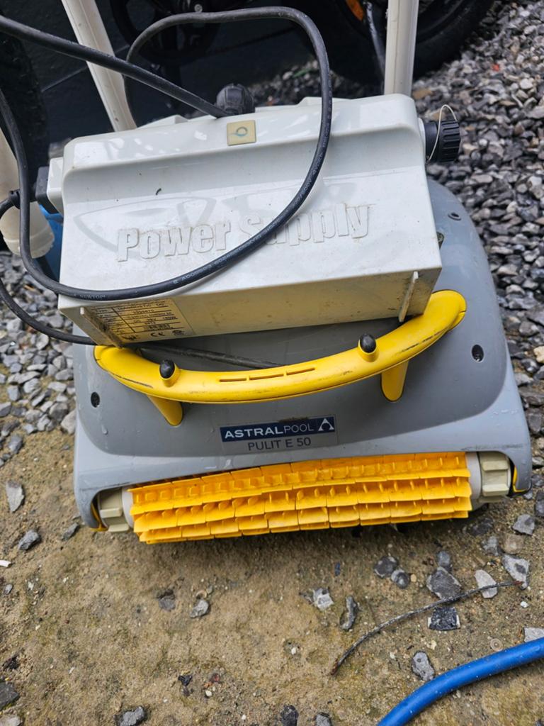 Zwembadrobot doet bodem en half wanden, Ophalen