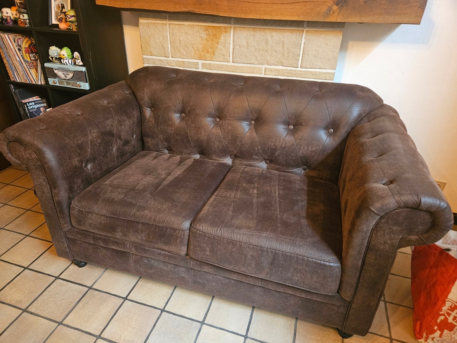 Fauteuil style chesterfield cuire peau de pêche