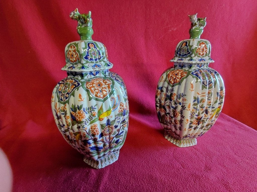 Paar polychrome Delftse zeshoekige dekselvazen., Antiek en Kunst, Ophalen