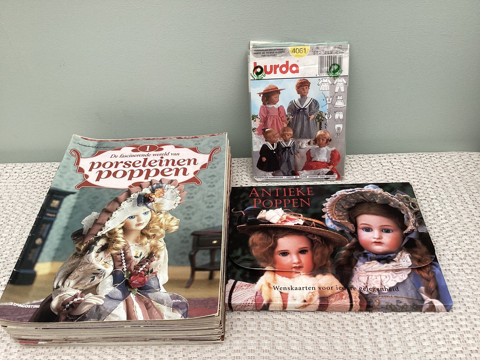 60 POPPEN BOEKJES + 20 wenskaarten " Antieken poppen + burda, Enlèvement, Comme neuf