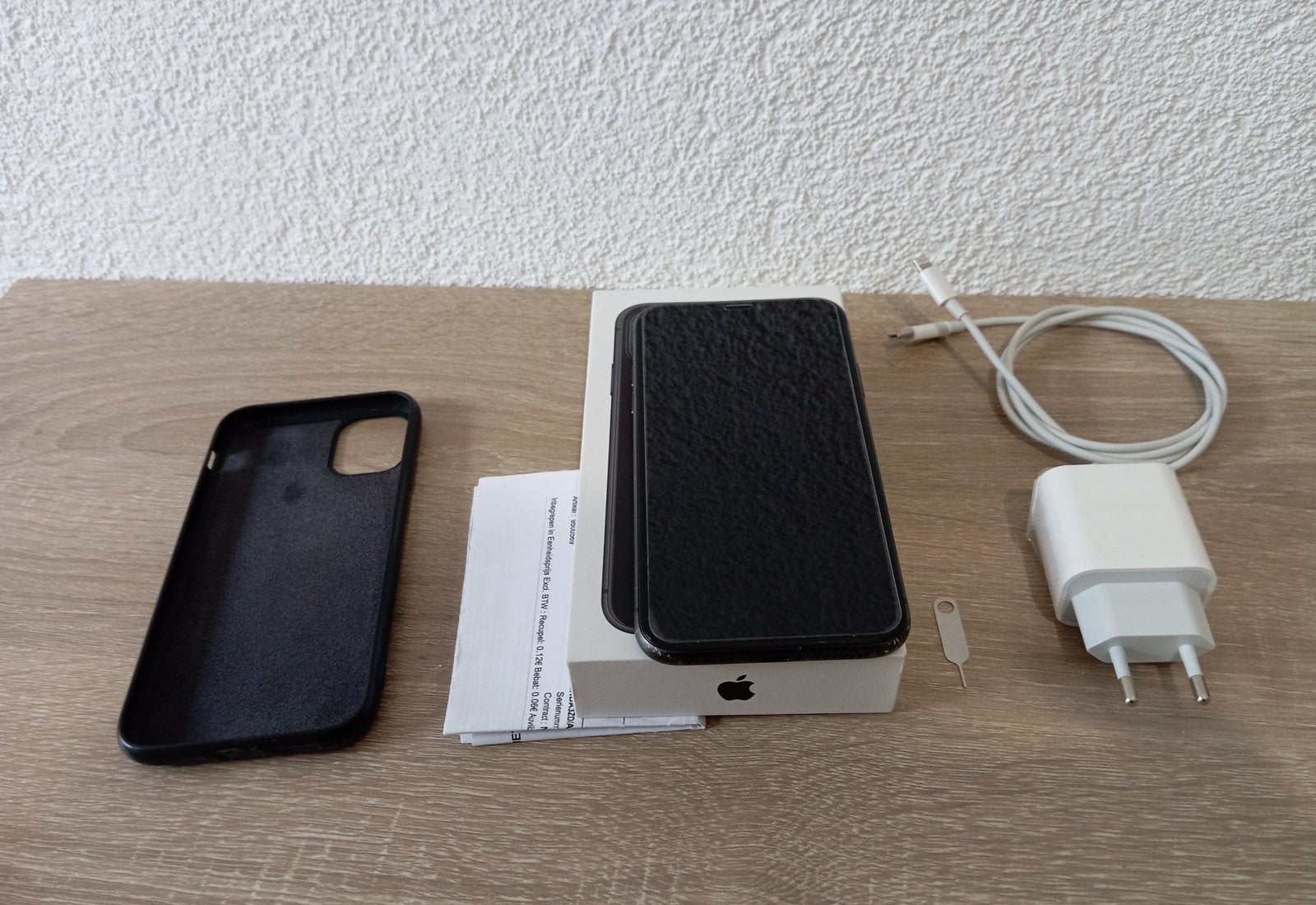 iphone 11 zwart met kabel en oplader, Ophalen, Zo goed als nieuw, Zwart, IPhone 11