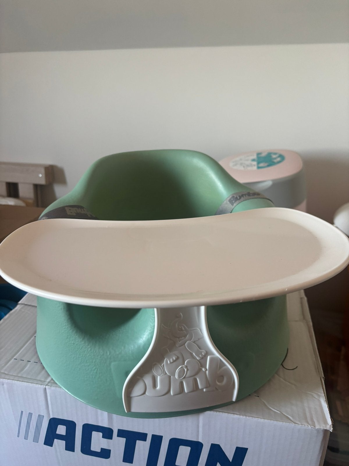 Bumbo seat + tafel groen, Ophalen, Zo goed als nieuw