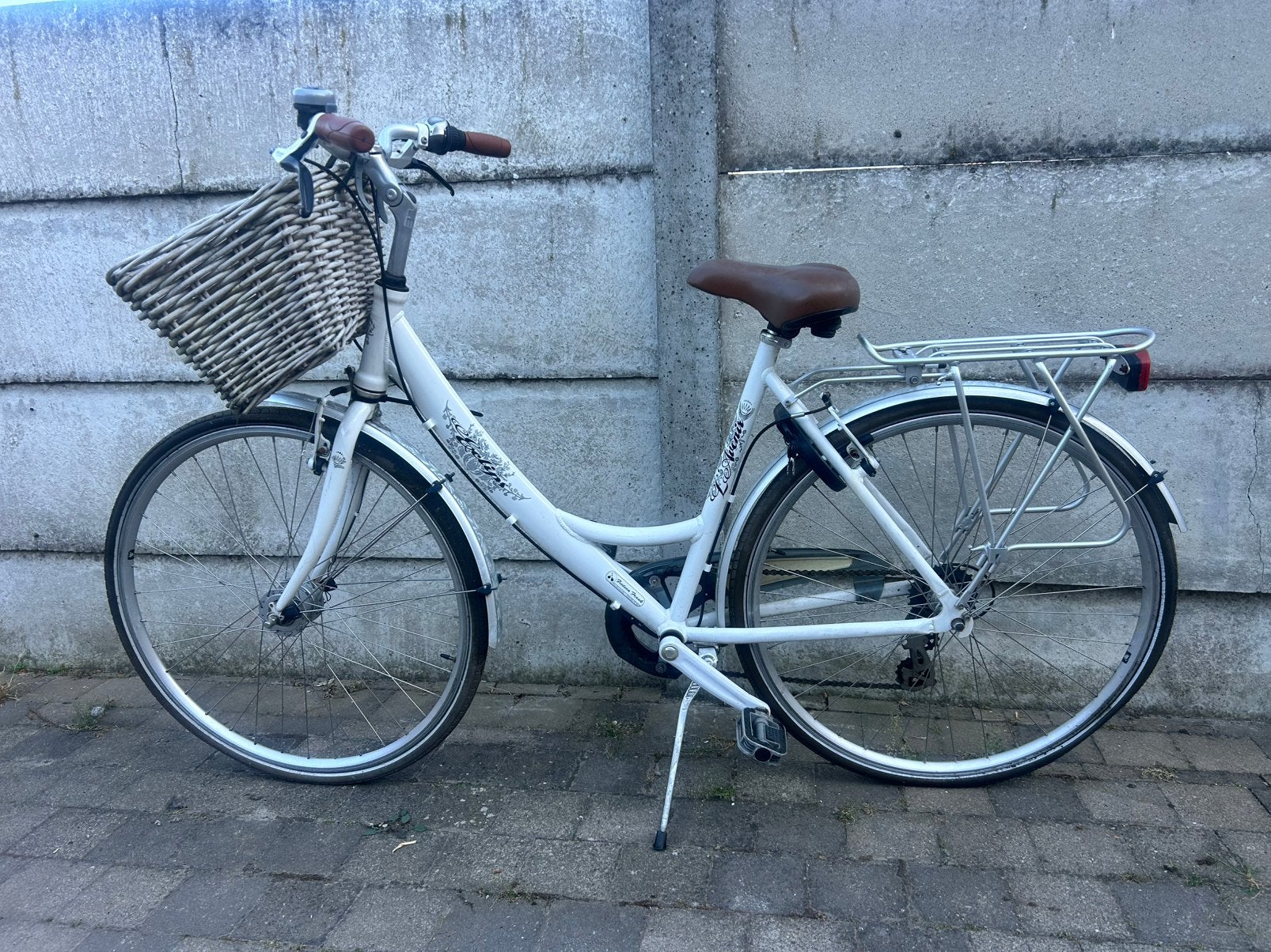Mooie witte damesfiets 7 versnellingen met grote fietsmand, Fietsen en Brommers, Fietsen | Dames | Damesfietsen, Ophalen, Gebruikt