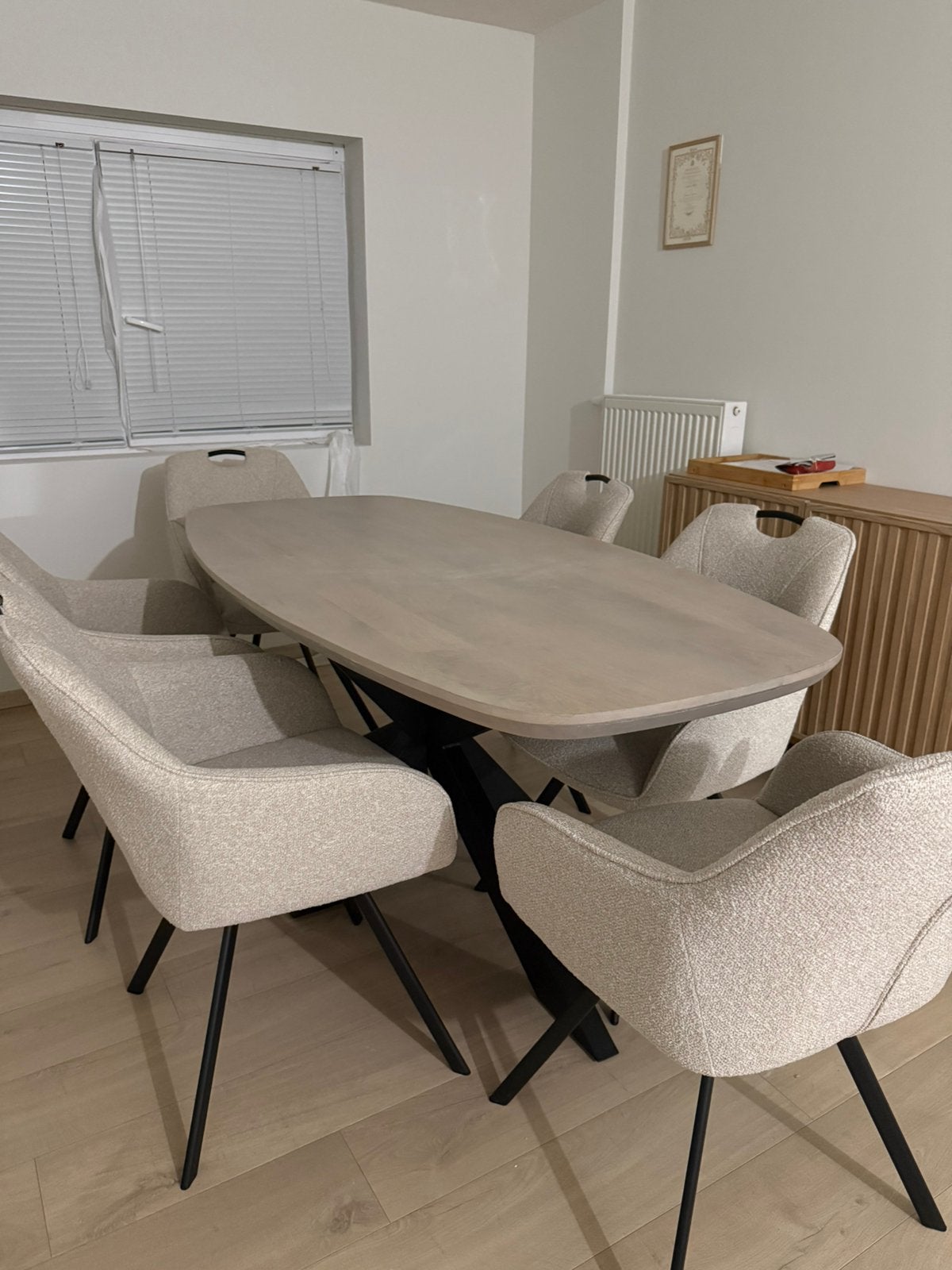Luxe Deens ovale eettafel Floor met 6 bouclé stoelen, Ophalen, Zo goed als nieuw