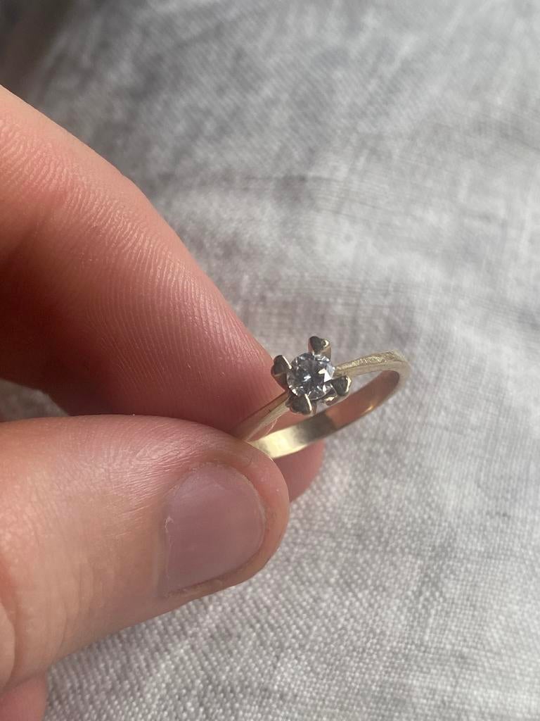 14k gouden solitaire ring met diamant, Handtassen en Accessoires, Ringen, Verzenden, Zo goed als nieuw