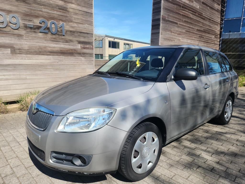 Skoda Fabia Break 1.2i essence. 1 propriétaire. carnet, Auto's, Bedrijf, Euro 4, Onderhoudsboekje, Centrale vergrendeling