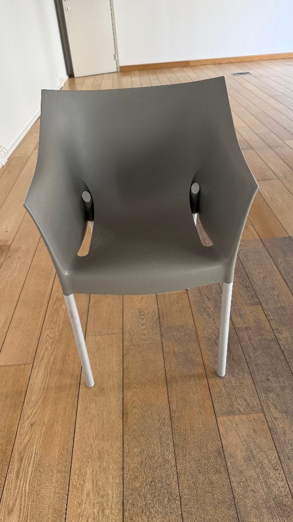 Grijze stoel met rug- en zijleuning, Ophalen, Gebruikt, Kunststof, Eén