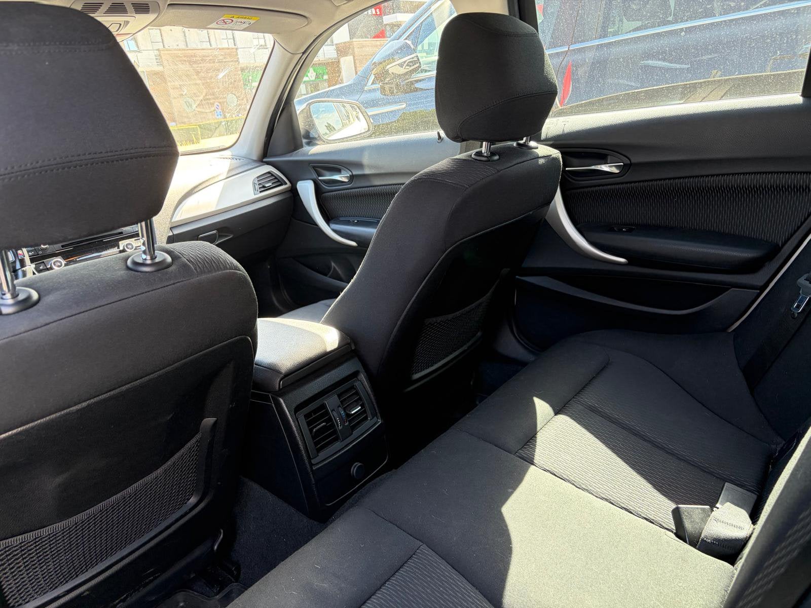 BMW 116i – 2016 – 180.000 km – Benzine – Goed onderhouden, Auto's, BMW, Zwart, Wit, Handgeschakeld, 5 deurs