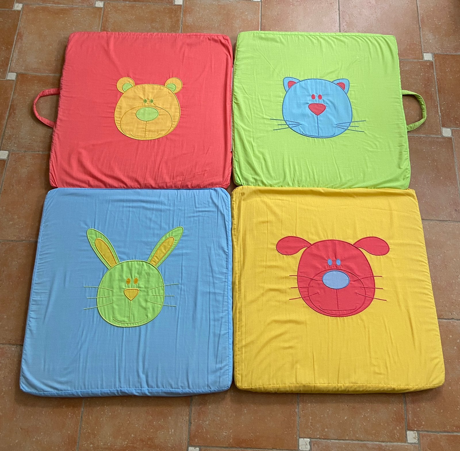 Tapis de jeu enfant coloré, carré, lavable, Enfants & Bébés, Jouets | Vêtements de jeu, Utilisé, Enlèvement