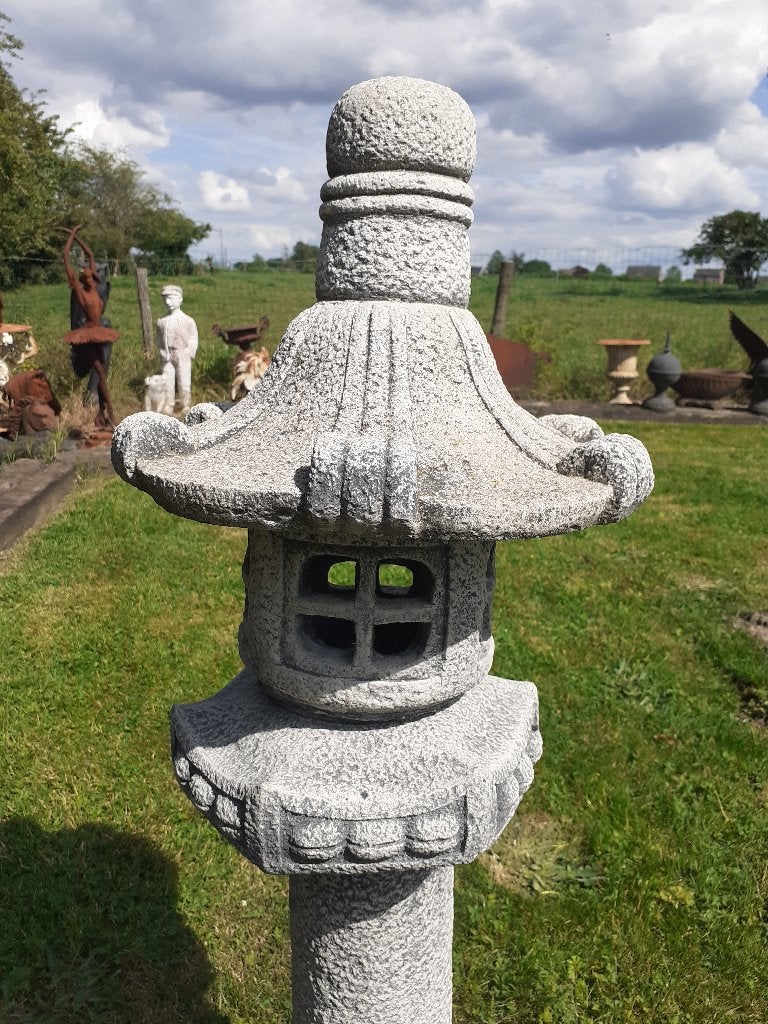 Pagode, lantaarn in gepatineerde steen (hoogte 1,08 m), Ophalen, Nieuw