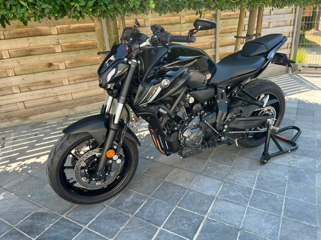 Yamaha MT-07 **2500km** tech black**akrapovic lijn**5/2024**, Motoren, 2 cilinders, Motorrijbewijs A, Meer dan 35 kW, 689 cc