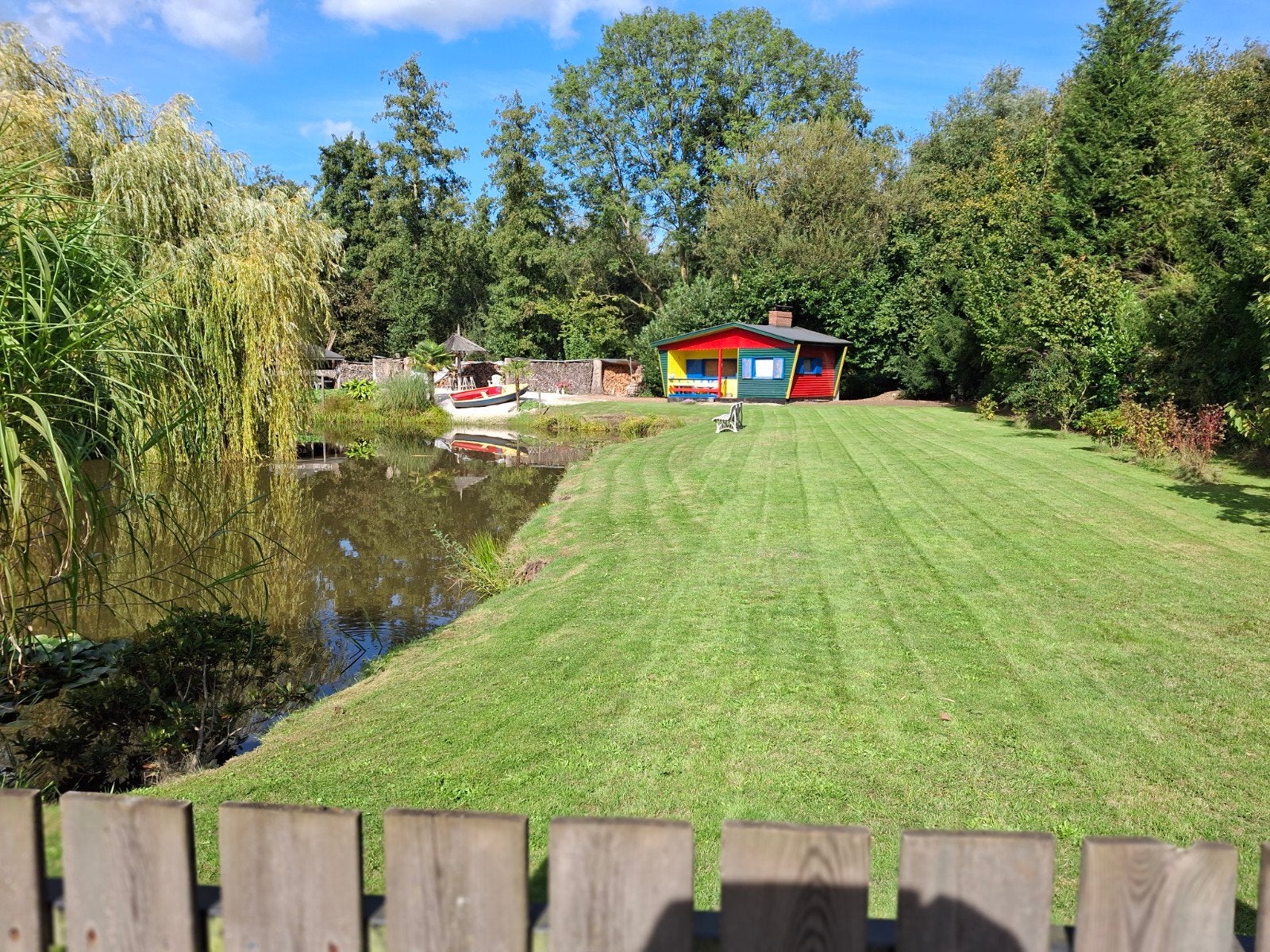 zeer mooie natuur vijver met chalet