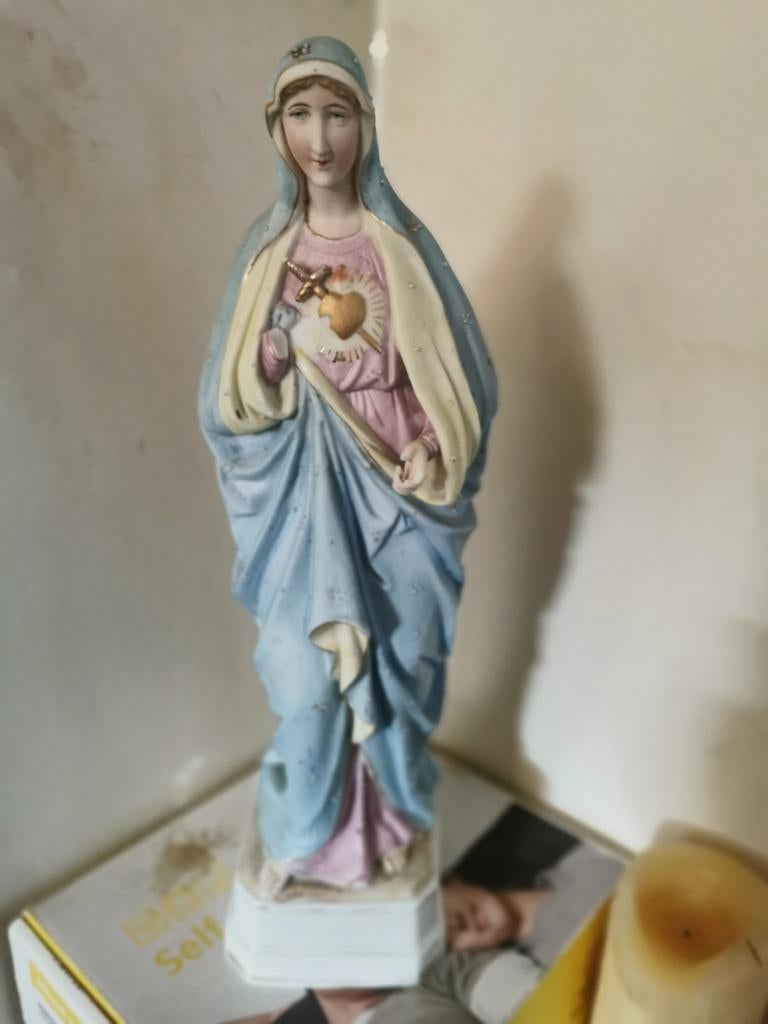 Statue ancienne de Marie en porcelaine biscuitée, Enlèvement