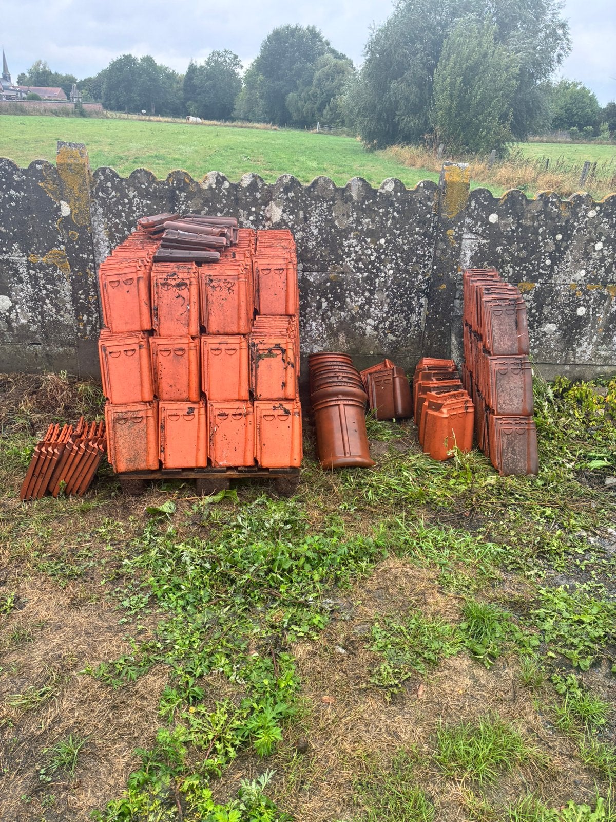 Lot de plus de 400 tuiles, faîtière, rives et demi tuiles., Enlèvement, Comme neuf, Tuiles