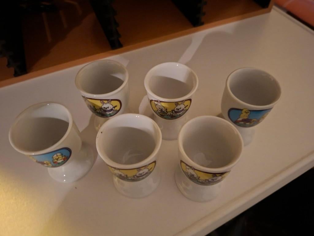 6 eierdopjes met paasversiering, Overige materialen, Ophalen of Verzenden, Zo goed als nieuw, Kom(men)