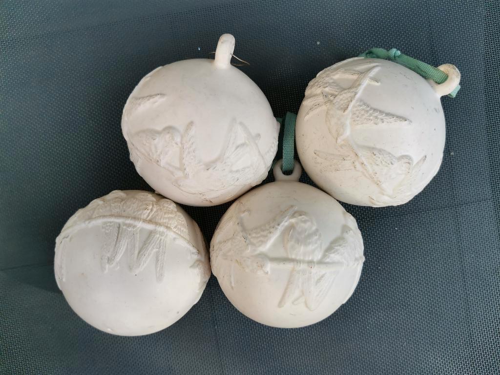 4 witte kerstballen 9cm - met vogel reliêf, Diversen, Ophalen of Verzenden, Gebruikt
