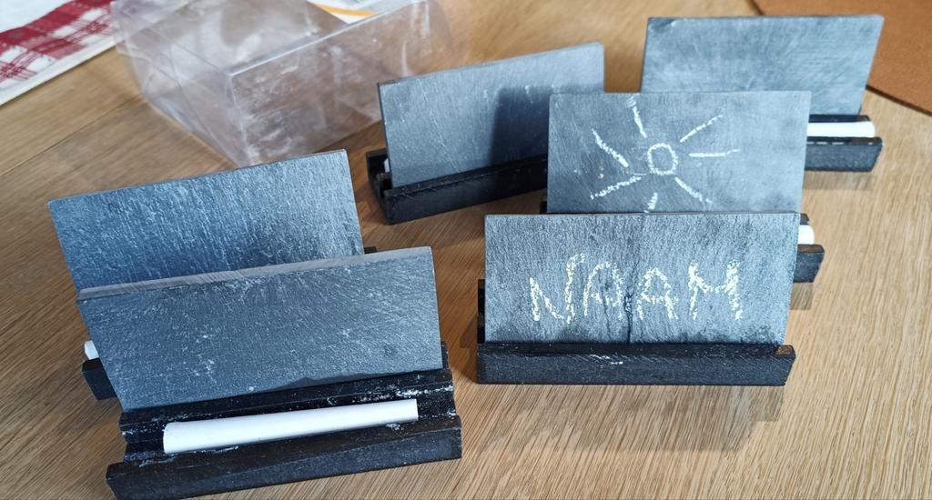 6 leistenen naambordjes in houder met krijtjes, Ophalen of Verzenden, Zo goed als nieuw