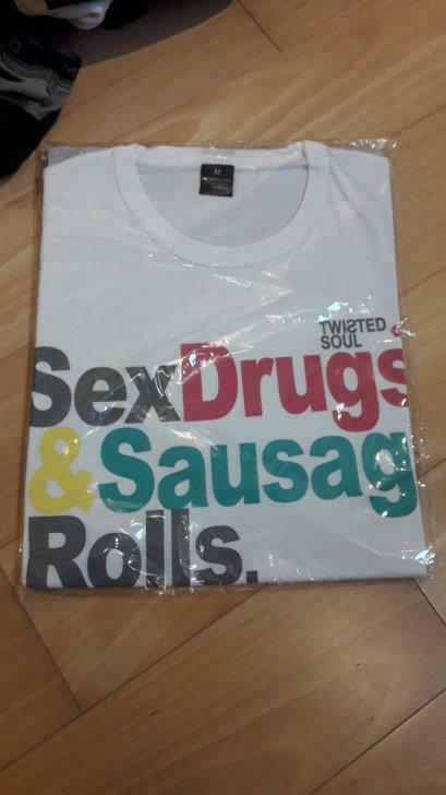 T-shirt neuf « Sex, Drugs & Sausage Rolls », Enlèvement ou Envoi, Neuf, Taille 48/50 (M), Blanc