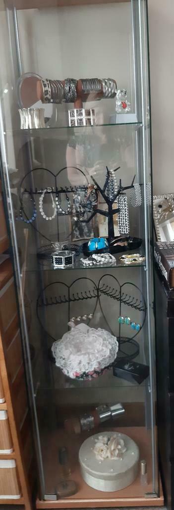 À saisir vitrine de chez Ikea avec tous les bijoux à 90 €, Enlèvement, Comme neuf, Ikea