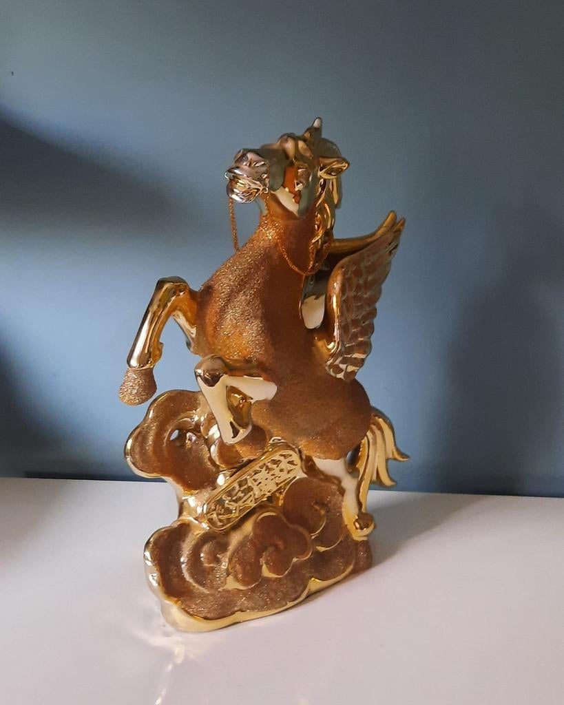 Statue décorative en forme de cheval doré, Enlèvement ou Envoi