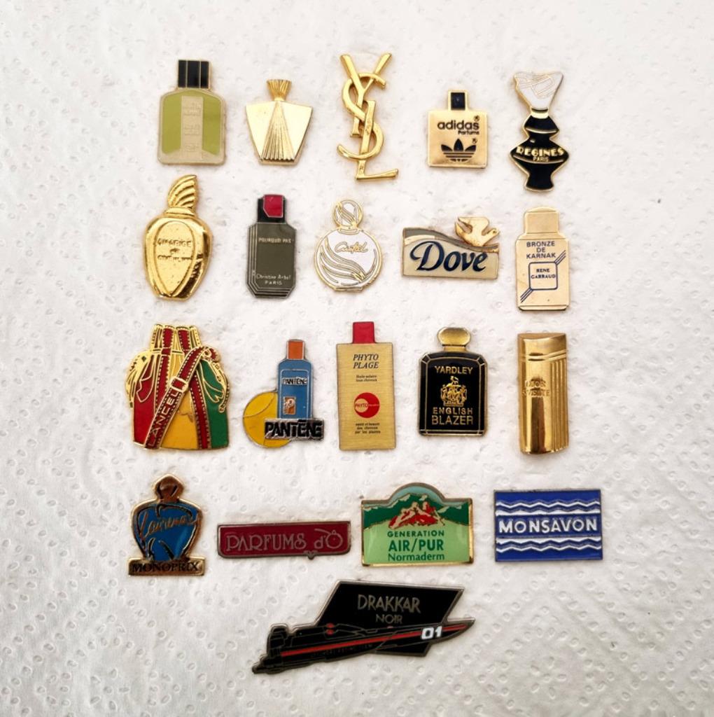 Lot 20 parfumthema-pinnen voor verzamelaars, YSL, Given.., Verzamelen, Speldjes, Pins en Buttons, Zo goed als nieuw, Speldje of Pin