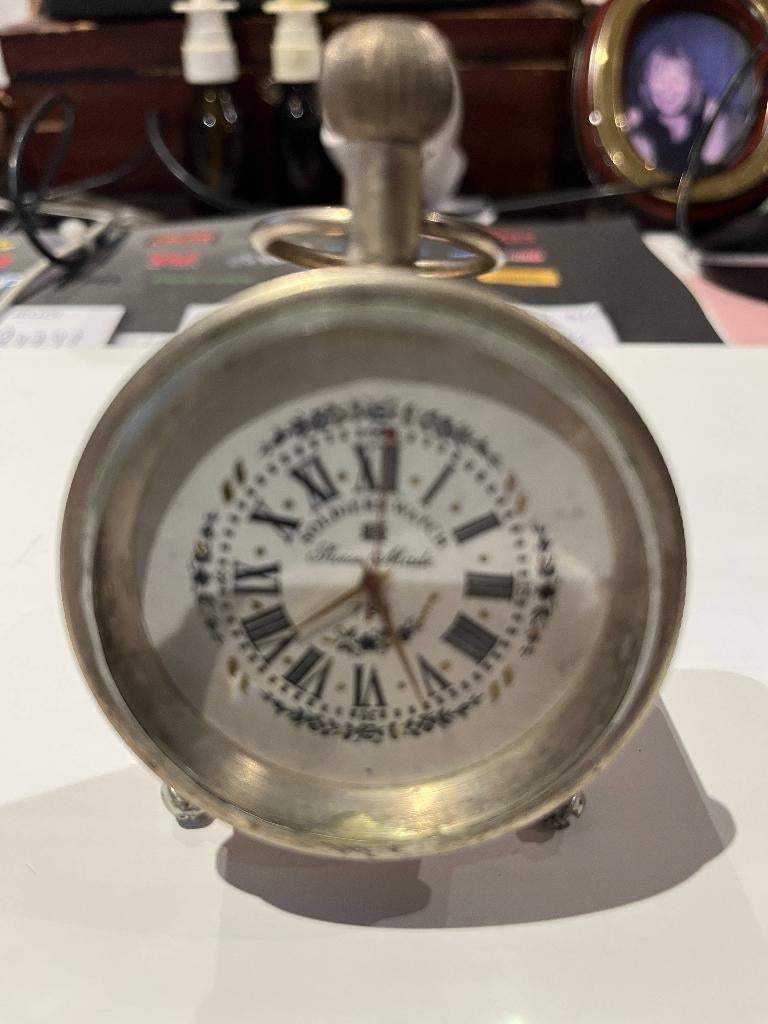 Petite horloge de table, Enlèvement