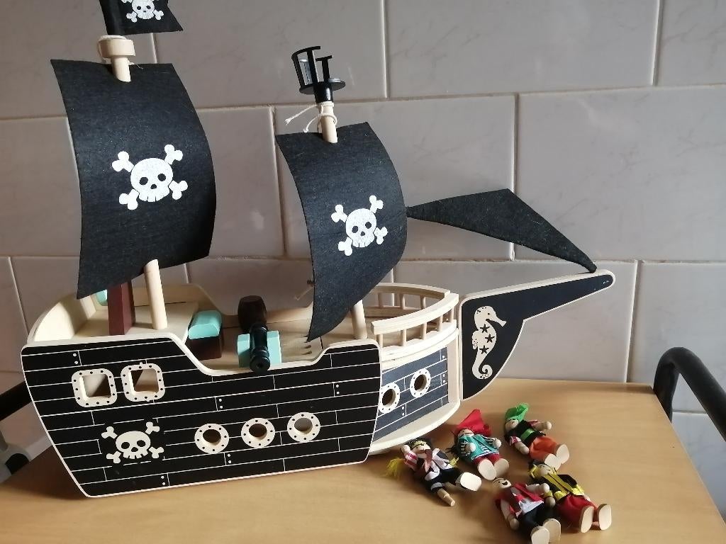 Bateau de Pirates en bois + 5 personnages, Enlèvement ou Envoi, Comme neuf