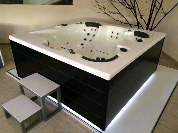 Neuf🔥 Modern et unique  jacuzzi  Européen avec 4 pompes, Enlèvement ou Envoi, Neuf