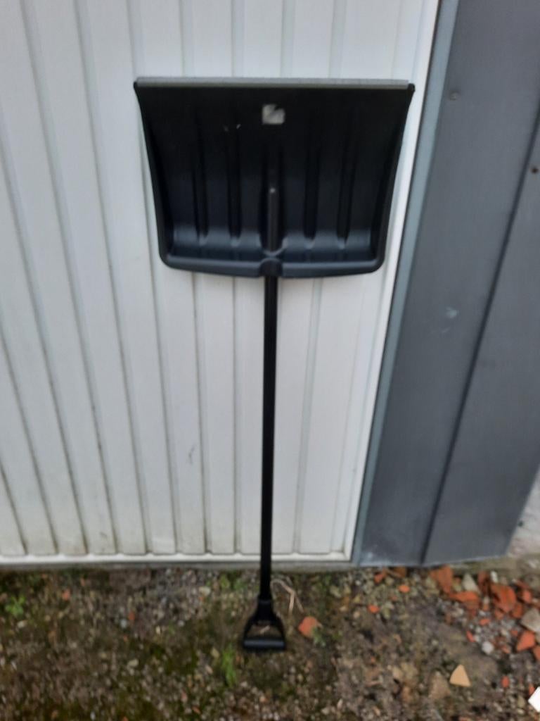 Degelijke Sneeuw _ of Bladerenschop (handig)!, Ophalen