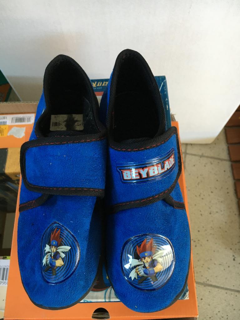 Prachtige pantoffeltjes BAKUGAN met velcro maat 33 NIEUW!, Enlèvement ou Envoi, Neuf, Garçon