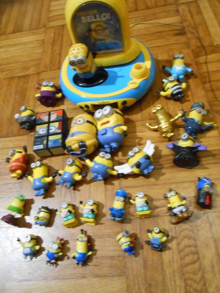 LOT MINION :27 figurines McDo, cube et radio réveil Lexibook, Enlèvement, Comme neuf