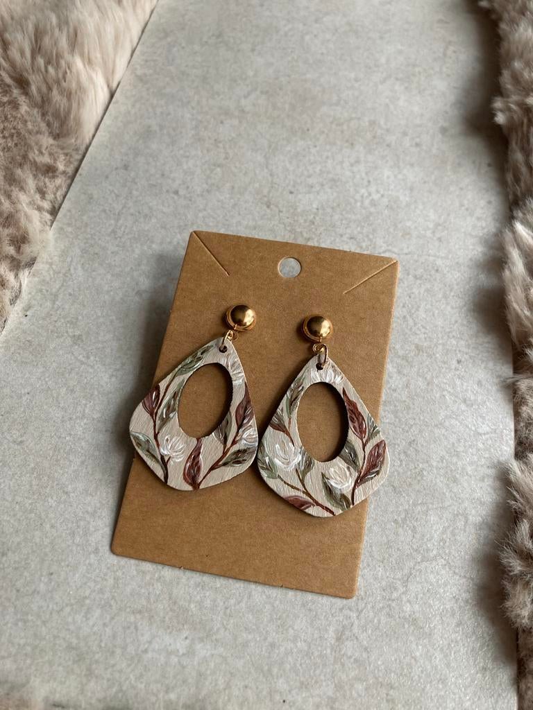 Unieke Handbeschilderde Oorbellen Beige Leafs ByJ&S, Handtassen en Accessoires, Oorbellen, Overige materialen, Beige, Nieuw, Ophalen of Verzenden