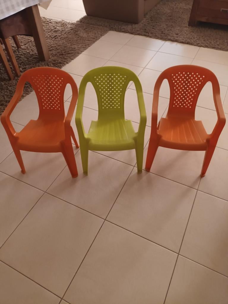 3 kleine plastieken zeteltjes afhalen   9  euro, Tuin en Terras, Ophalen, Zo goed als nieuw, Plastic, Stapelbaar