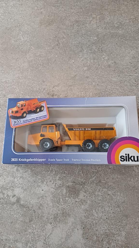 (3G) Benne articulée Siko Volvo 2825 modèle 1:55, 1:50 ou moins, Enlèvement ou Envoi, Comme neuf, Camion