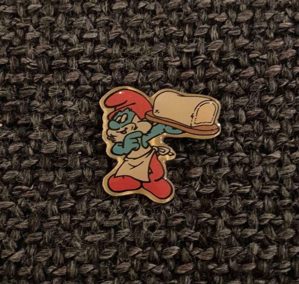 PIN - GROTE SMURF - DE SMURFEN - LES SCHTROUMPFS, Envoi, Utilisé, Figurine, Insigne ou Pin's