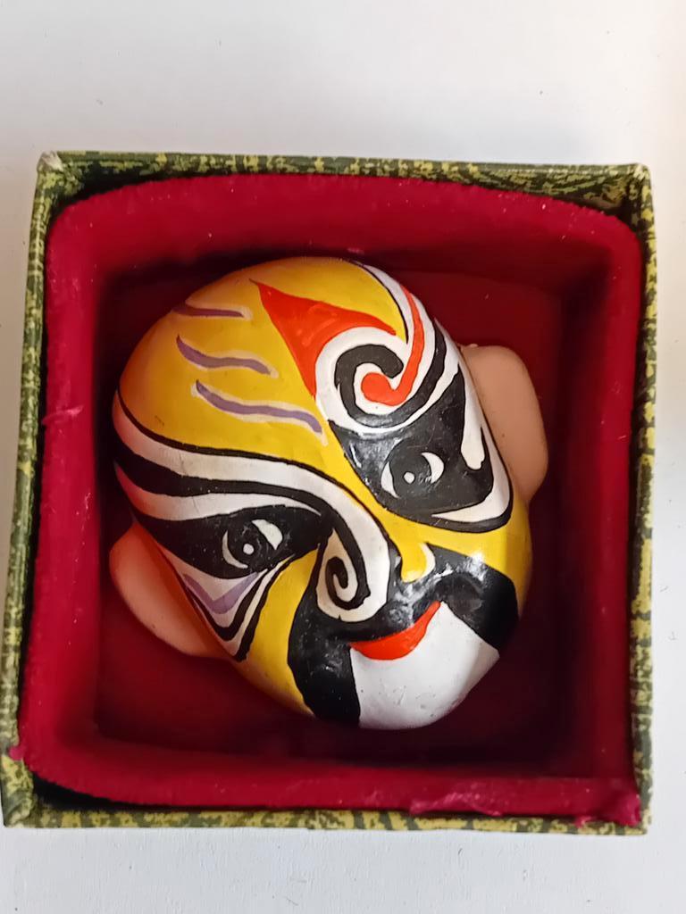 Petit Masque orientaux en argile, Enlèvement ou Envoi