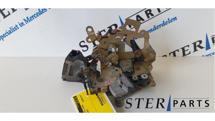 Deurslot Mechaniek 4Deurs rechts-voor van een Mercedes 260SE, Auto-onderdelen, Ophalen of Verzenden, 3 maanden garantie, Gebruikt