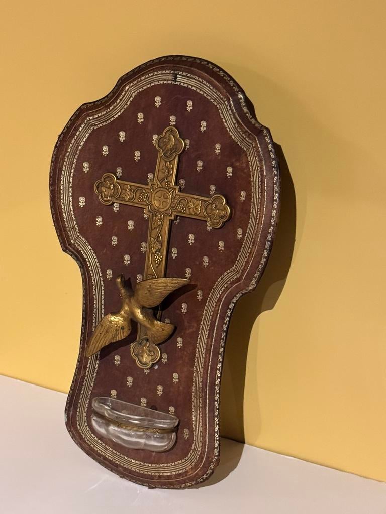 Wijwaterbakje op leder, Antiek en Kunst, Antiek | Religieuze voorwerpen, Ophalen of Verzenden