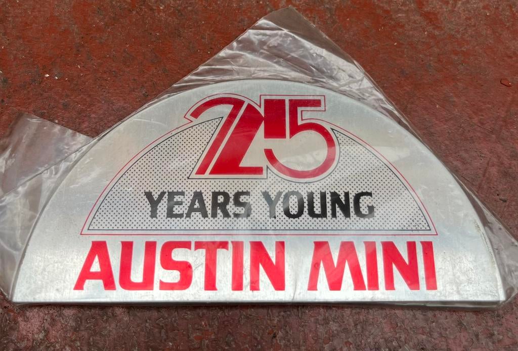Badge commémoration 25 ans de la mini, Enlèvement ou Envoi, Neuf, Mini