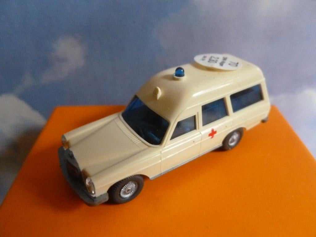 MERCEDES 200 Ambulance 1/87 HO WIKING Made in Germany Neuve, Ophalen of Verzenden, Nieuw, Auto, Wiking