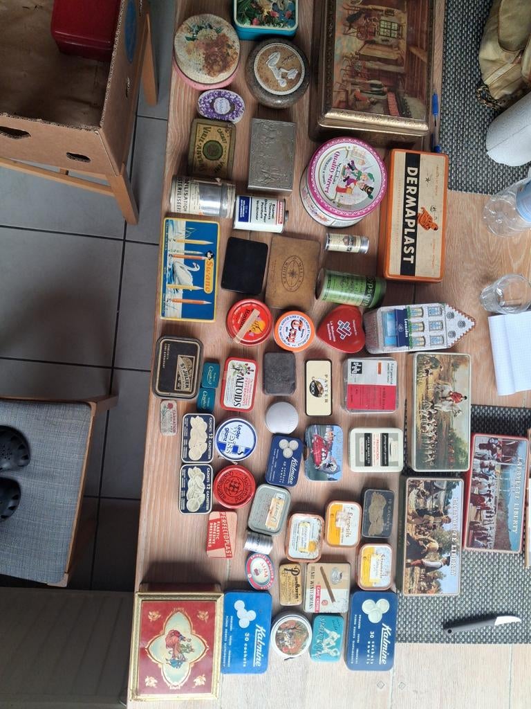 Anciennes boîtes  métalliques., Collections