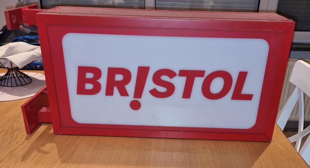 publicité lumineuse Bristol, Enlèvement
