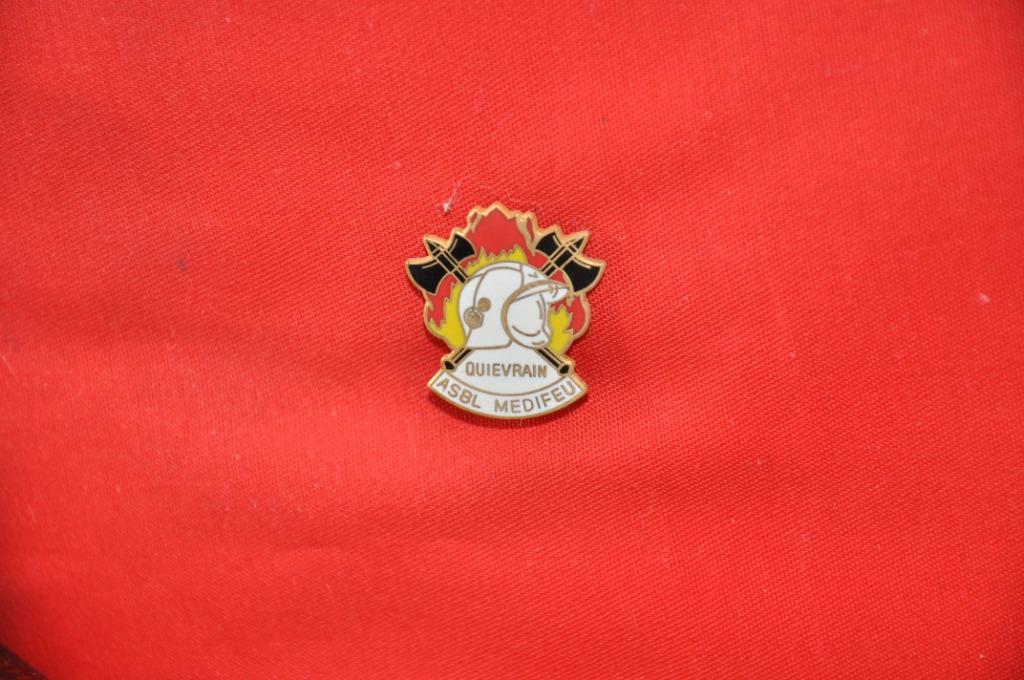 pin's pompier de quievrain asbl medifeu (x2007), Enlèvement ou Envoi, Comme neuf, Autres sujets/thèmes, Insigne ou Pin's