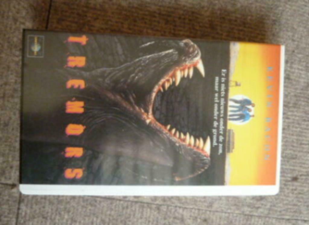 VHS video cassette TREMORS er is niets nieuws onder de ....., Cd's en Dvd's, Alle leeftijden, Ophalen of Verzenden, Overige genres