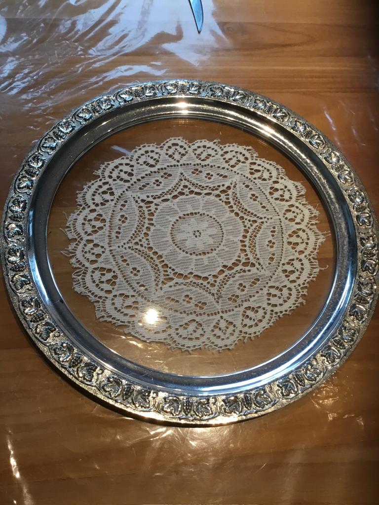 Verzilverde schaal met kantkloswerk ertussenin, Antiek en Kunst, Ophalen