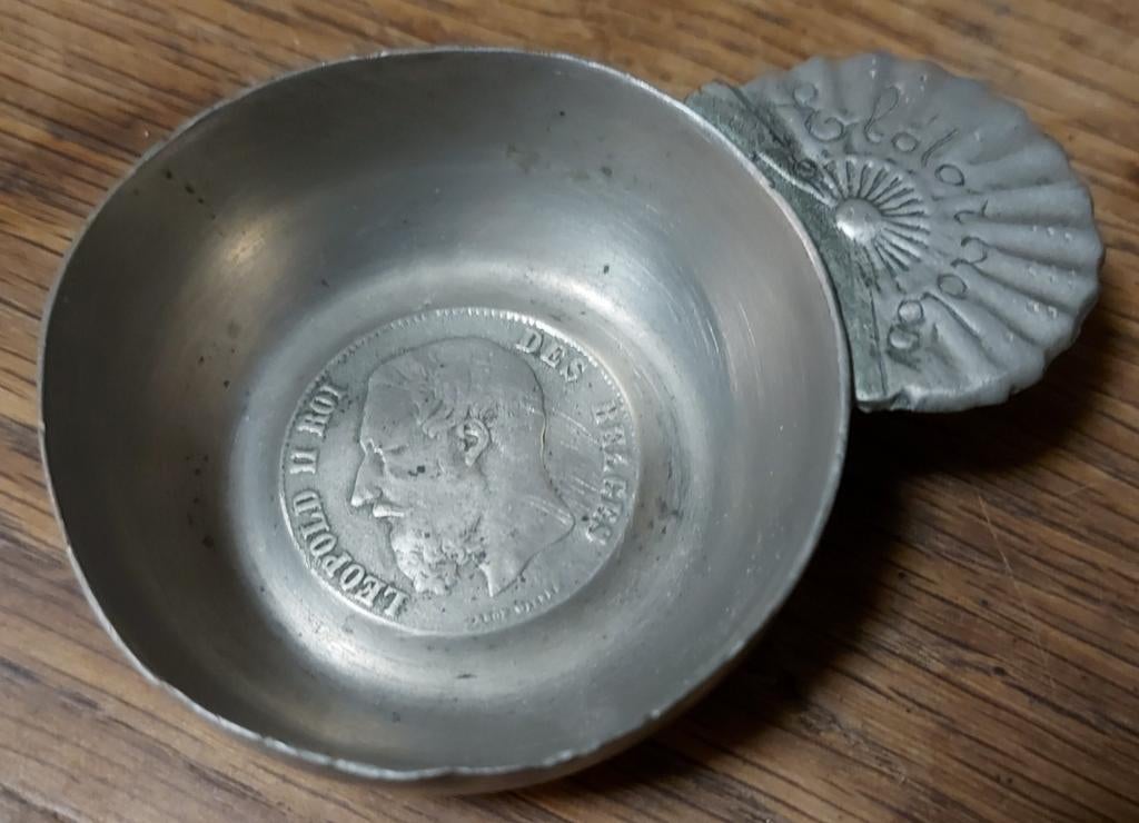 Tinnen kopje met afdruk 5 Francs Leopold II, Ophalen of Verzenden