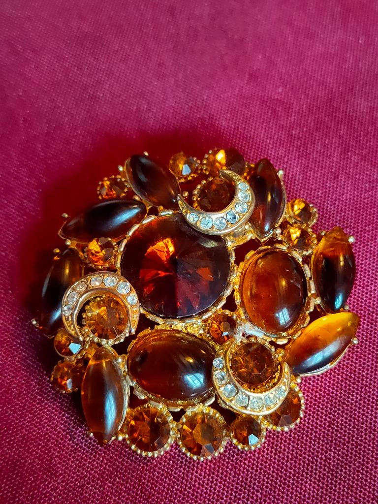 Ancienne broche en métal doré avec perles fines marrons, Enlèvement ou Envoi, Autres couleurs, 4 à 7 cm, Utilisé
